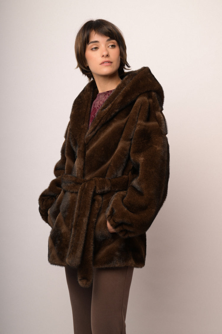Giacca in faux fur cioccolato con cappuccio e cintura