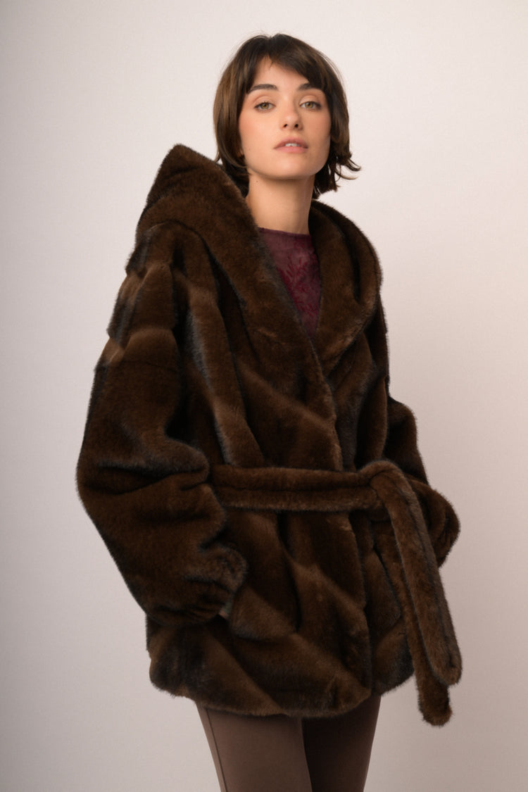 Giacca in faux fur cioccolato con cappuccio e cintura