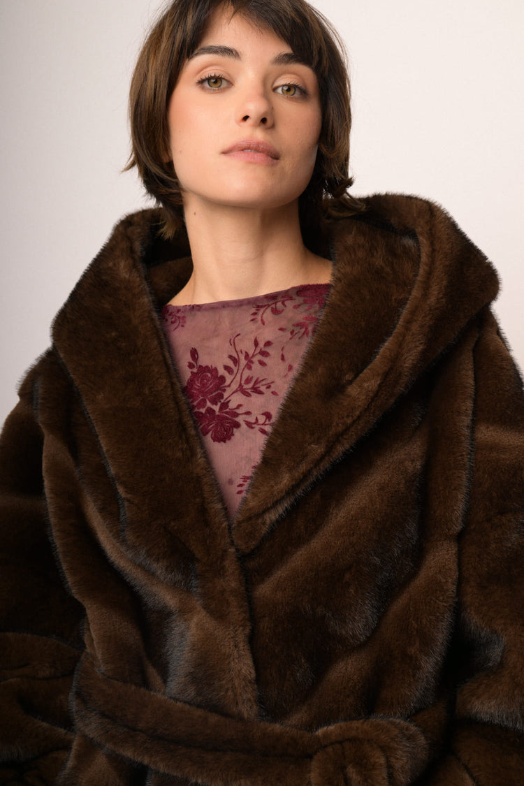 Giacca in faux fur cioccolato con cappuccio e cintura