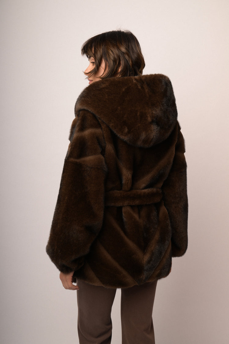Giacca in faux fur cioccolato con cappuccio e cintura