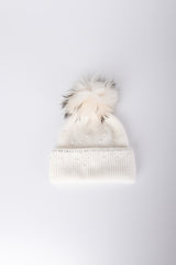Berretto con pompon e perle