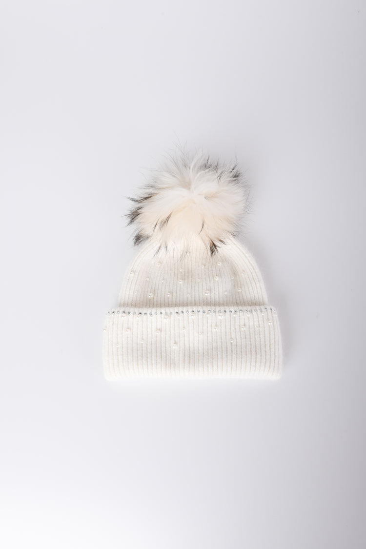 Berretto con pompon e perle