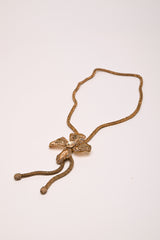 Collana lunga con strass e fiore