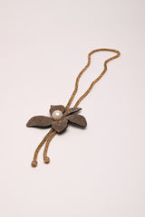 Collana lunga con fiore e perla
