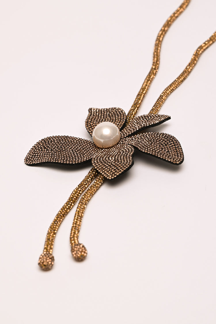Collana lunga con fiore e perla