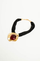 Collana in tessuto nero con pendente