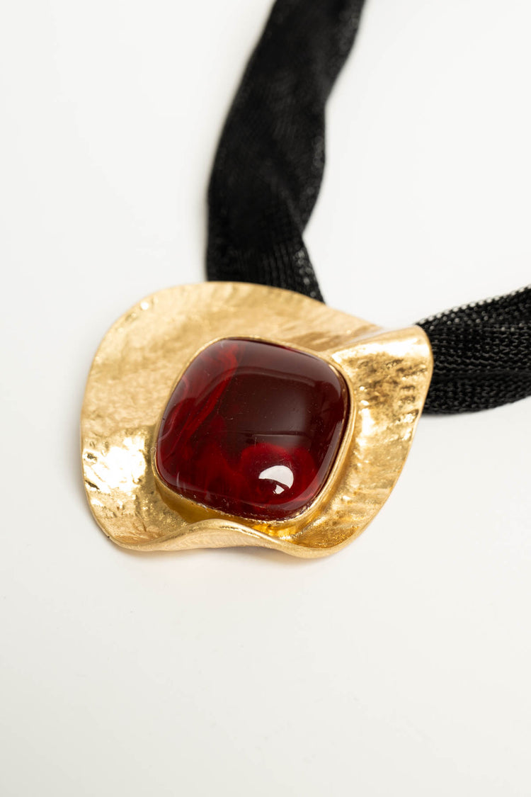 Collana in tessuto nero con pendente