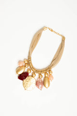 Collana in tessuto con pendenti multicolor