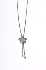 Collana lunga con fiore