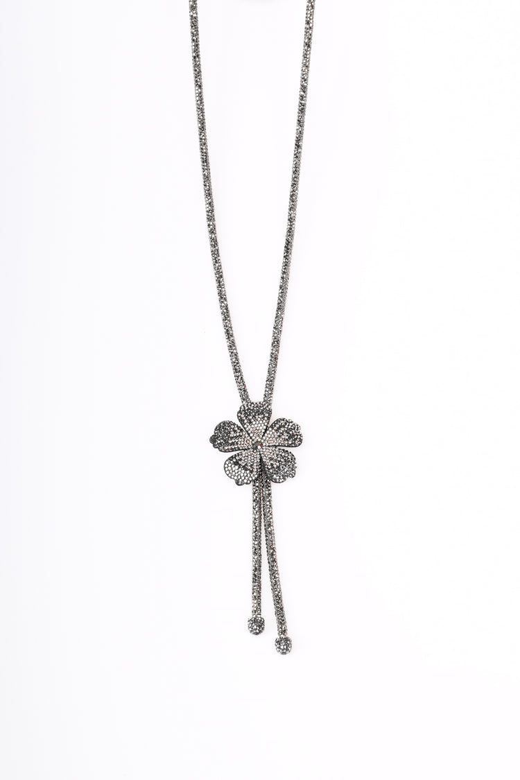 Collana lunga con fiore