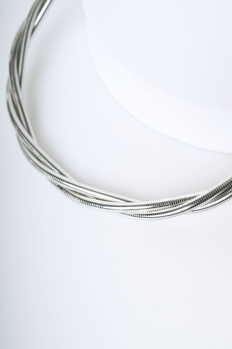 Collana a tre fili attorcigliati