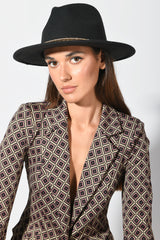 Cappello con cinturino in strass