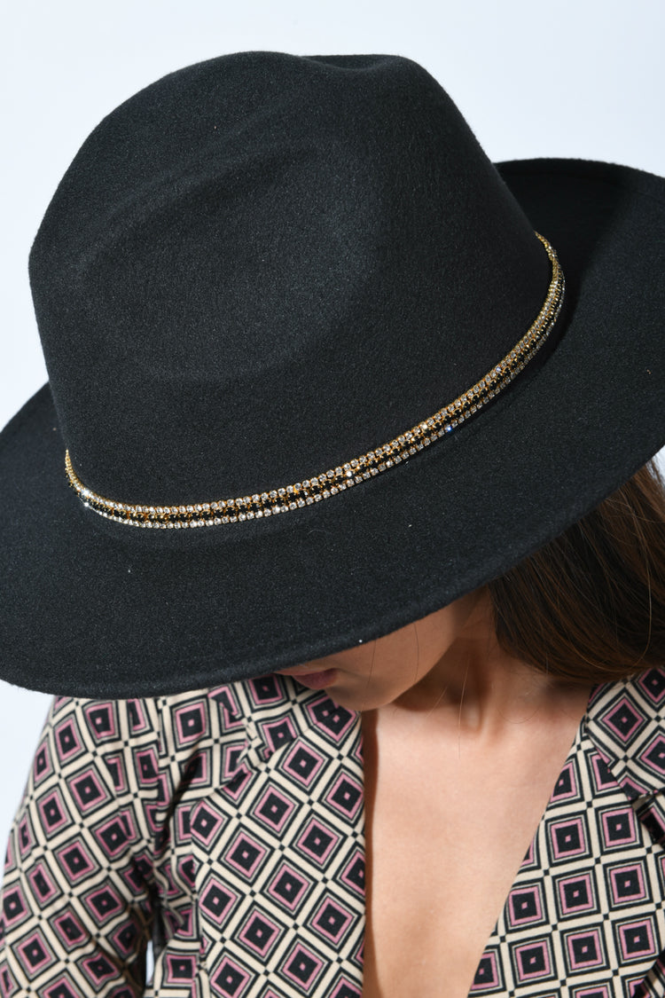 Cappello con cinturino in strass