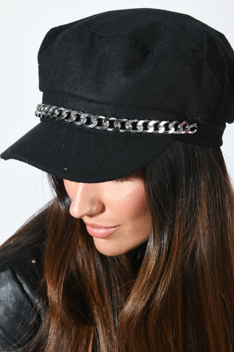 Cappello in feltro con catena