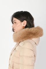 Piumino corto con faux fur al cappuccio