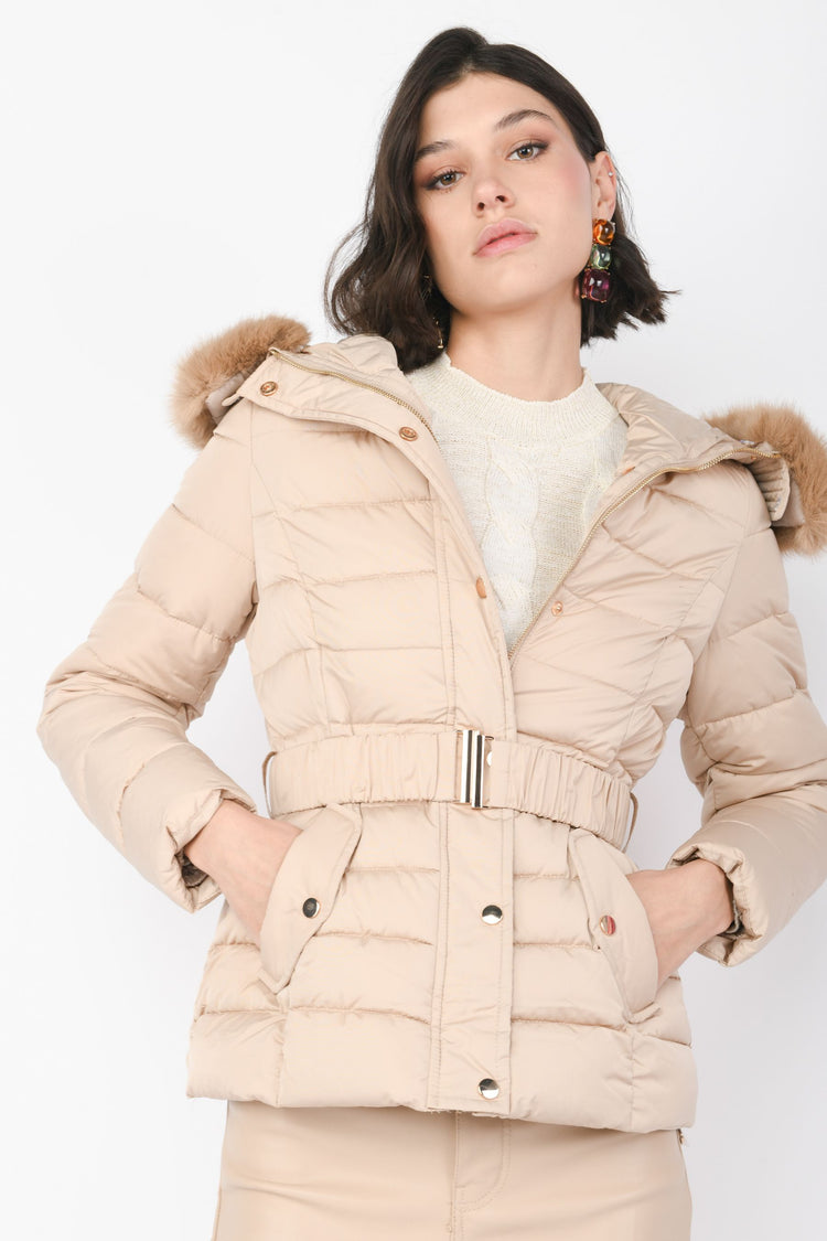 Piumino corto con faux fur al cappuccio