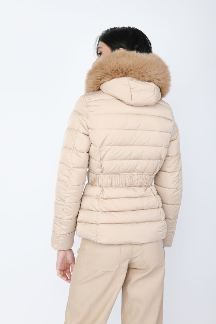 Piumino corto con faux fur al cappuccio