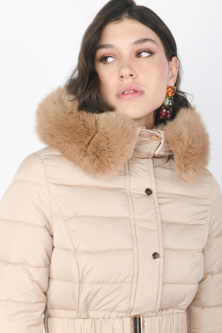 Piumino corto con faux fur al cappuccio