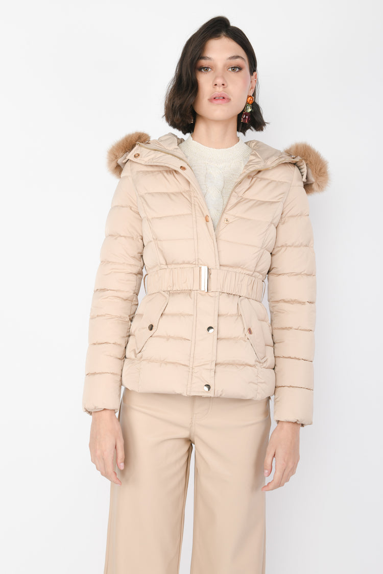 Piumino corto con faux fur al cappuccio