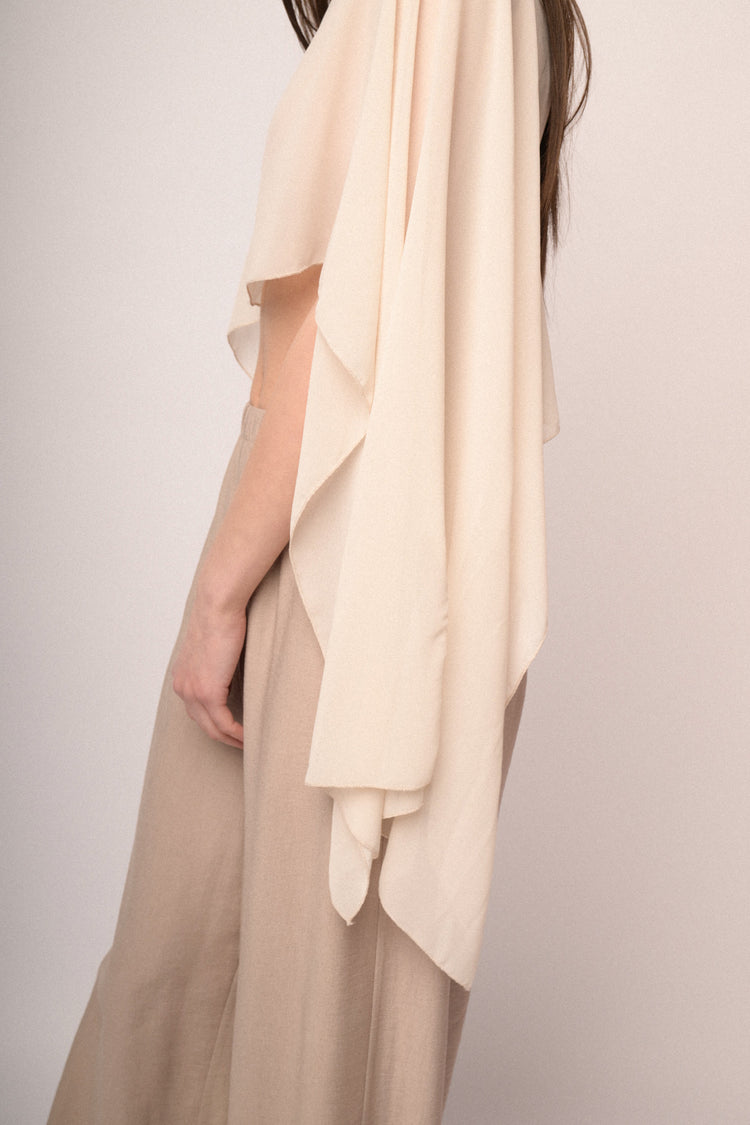 Coprispalle fluente in tulle beige