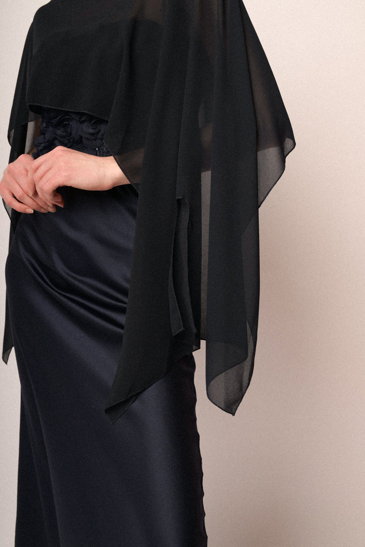 Coprispalle fluente in tulle blu