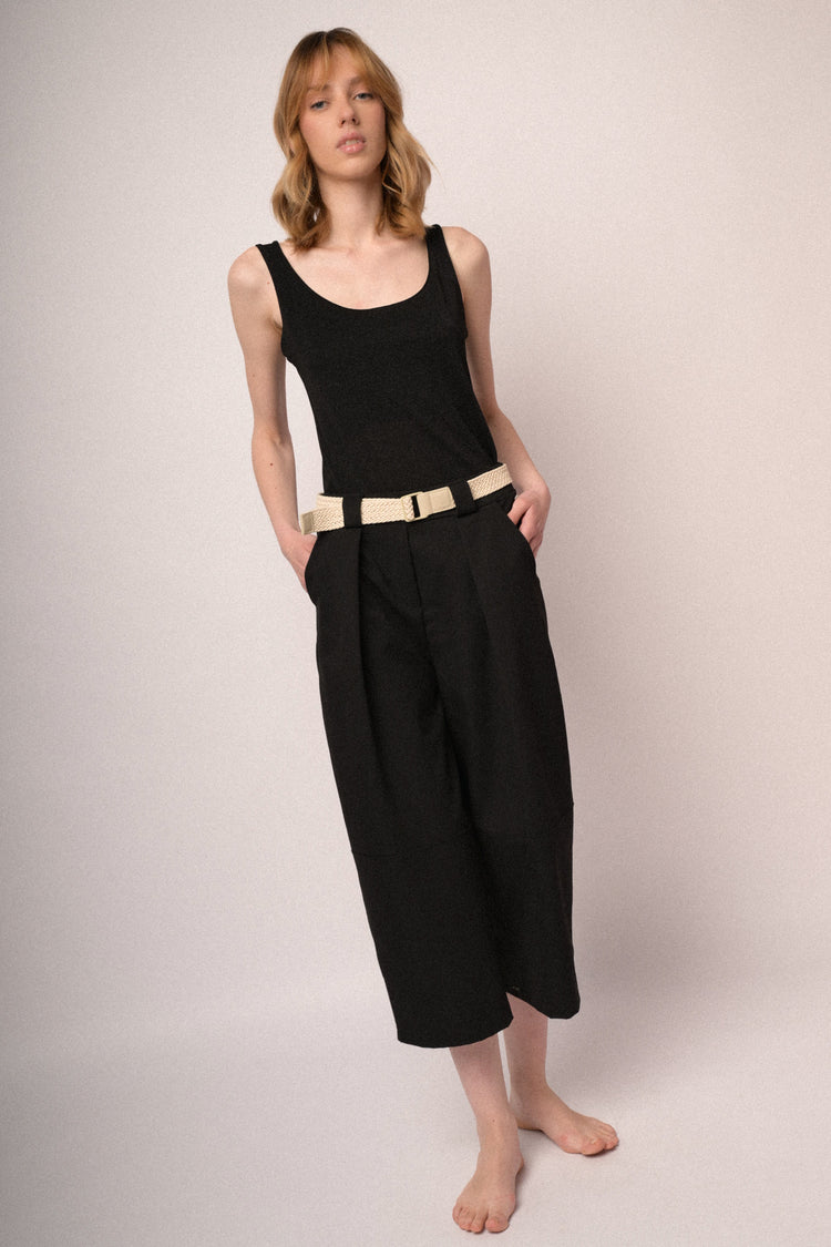 Pantaloni oversize e crop in tessuto nero con cintura