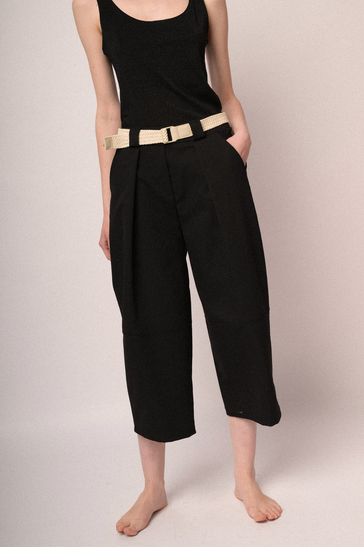 Pantaloni oversize e crop in tessuto nero con cintura