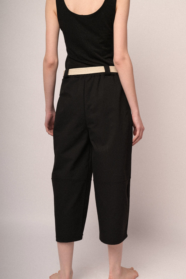 Pantaloni oversize e crop in tessuto nero con cintura