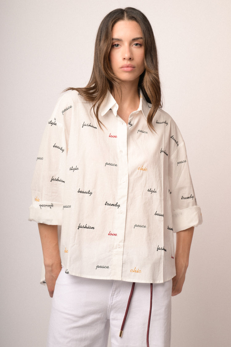 Camicia bianca in cotone con ricami lettering