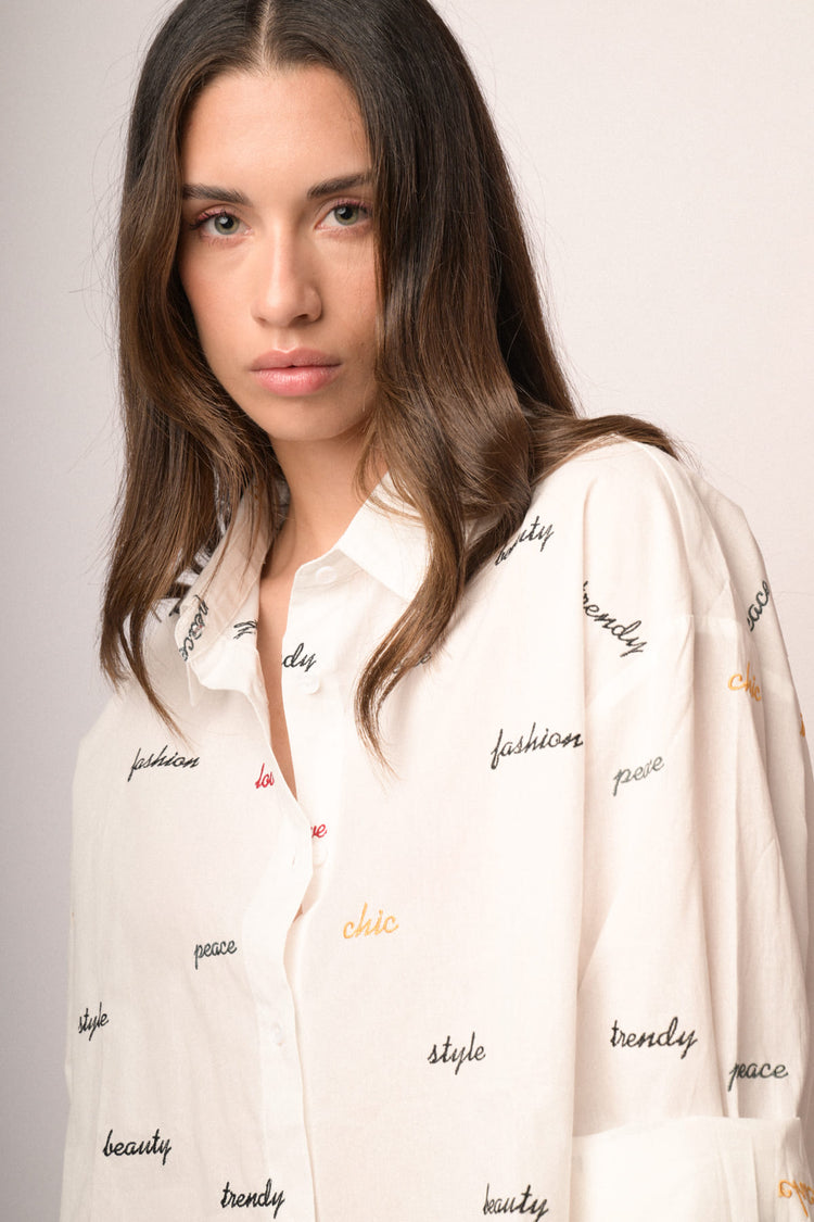 Camicia bianca in cotone con ricami lettering