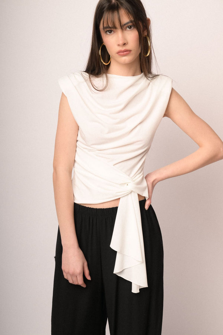 Top drappeggiato con fusciacca e nodo bianco