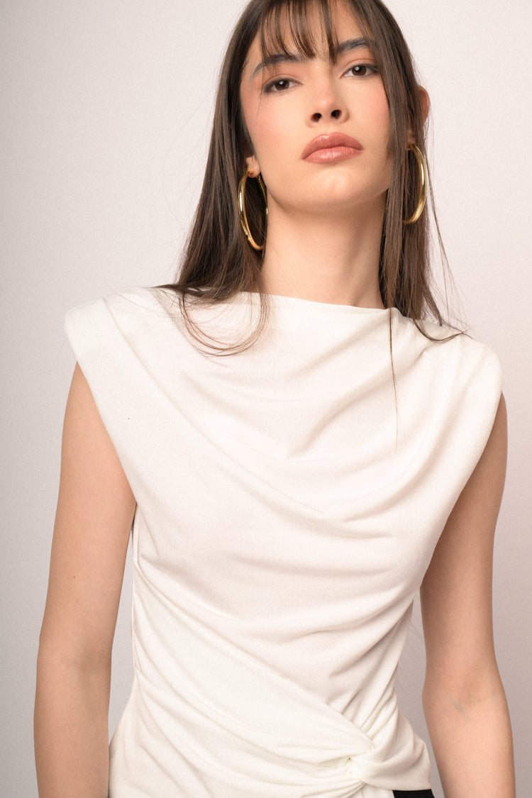 Top drappeggiato con fusciacca e nodo bianco