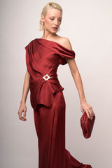 Top asimmetrico in raso bordeaux con spilla gioiello