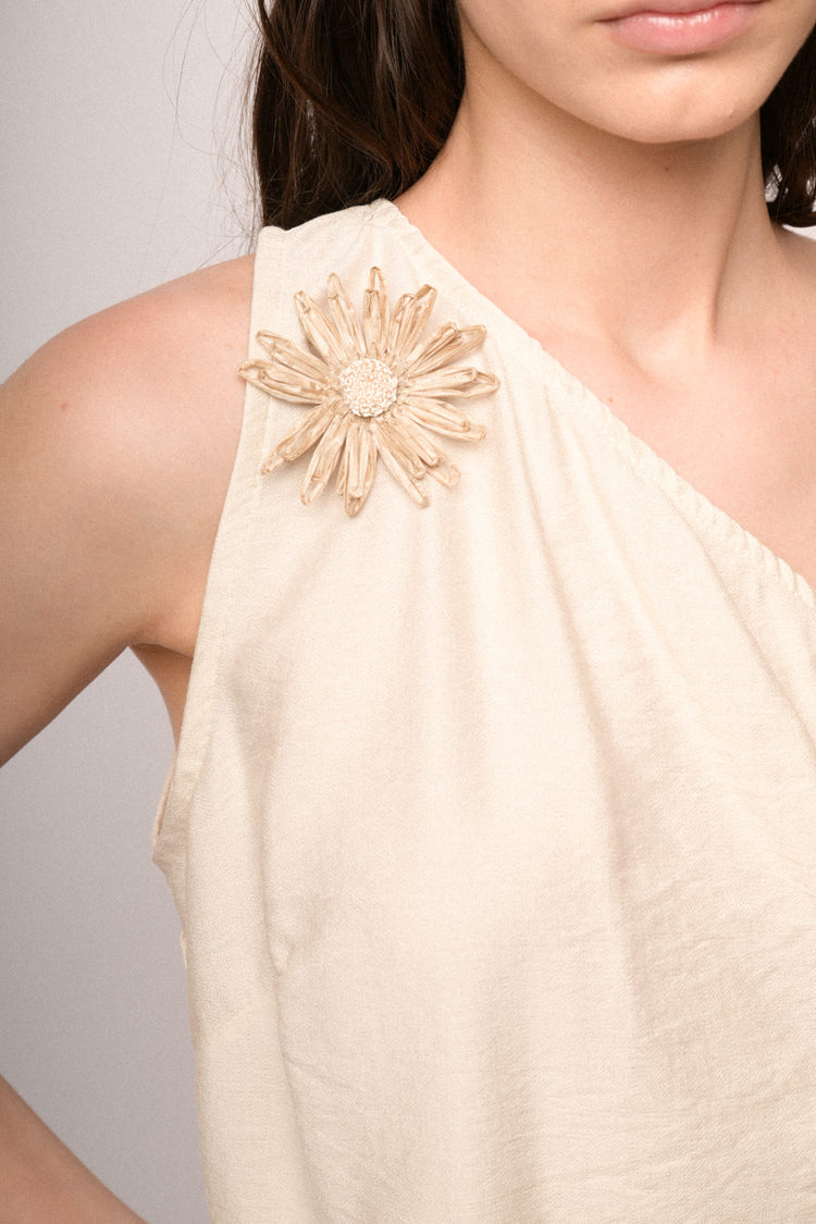 Top monospalla beige con fiore 3D