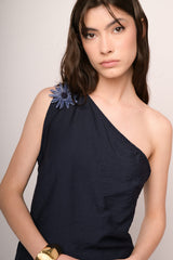 Top monospalla blu con fiore 3D
