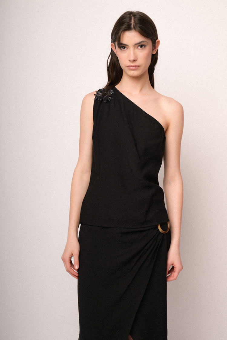 Top monospalla nero con fiore 3D