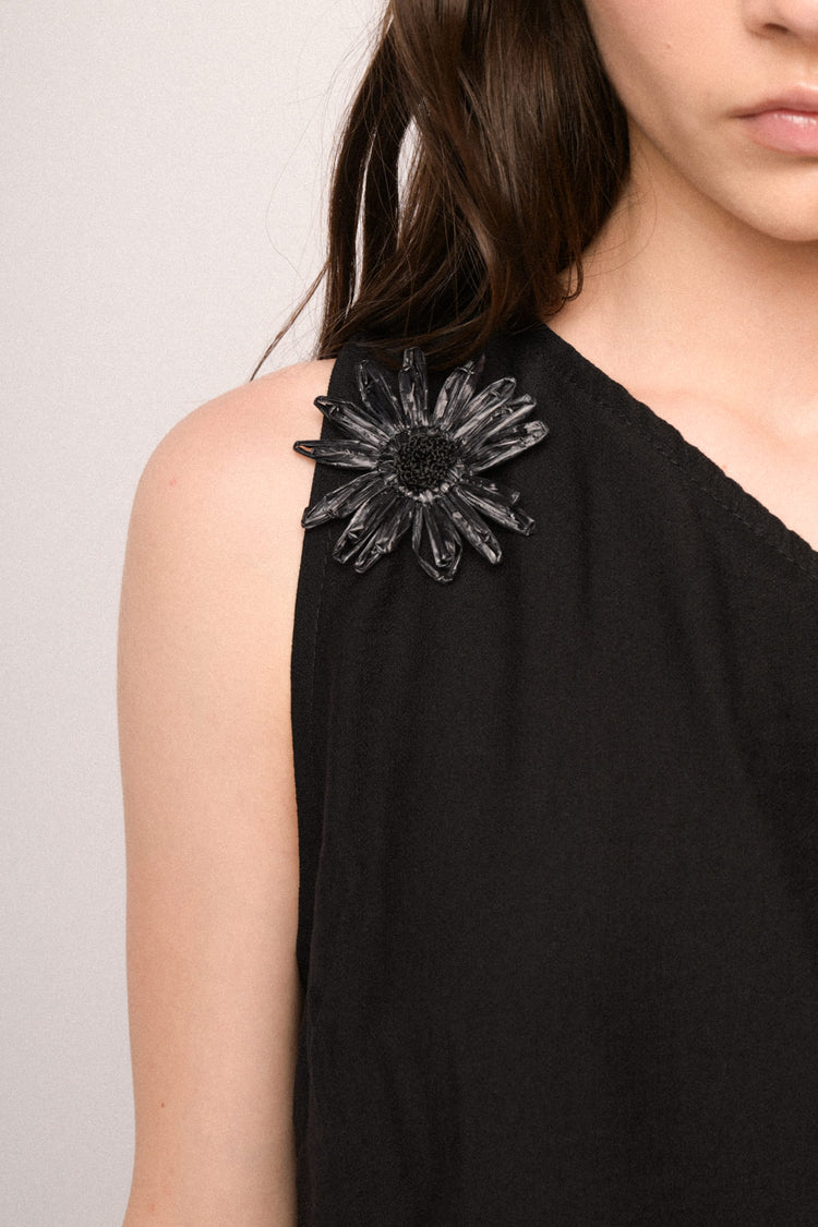 Top monospalla nero con fiore 3D