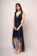 Abito asimmetrico in tulle blu con cintura