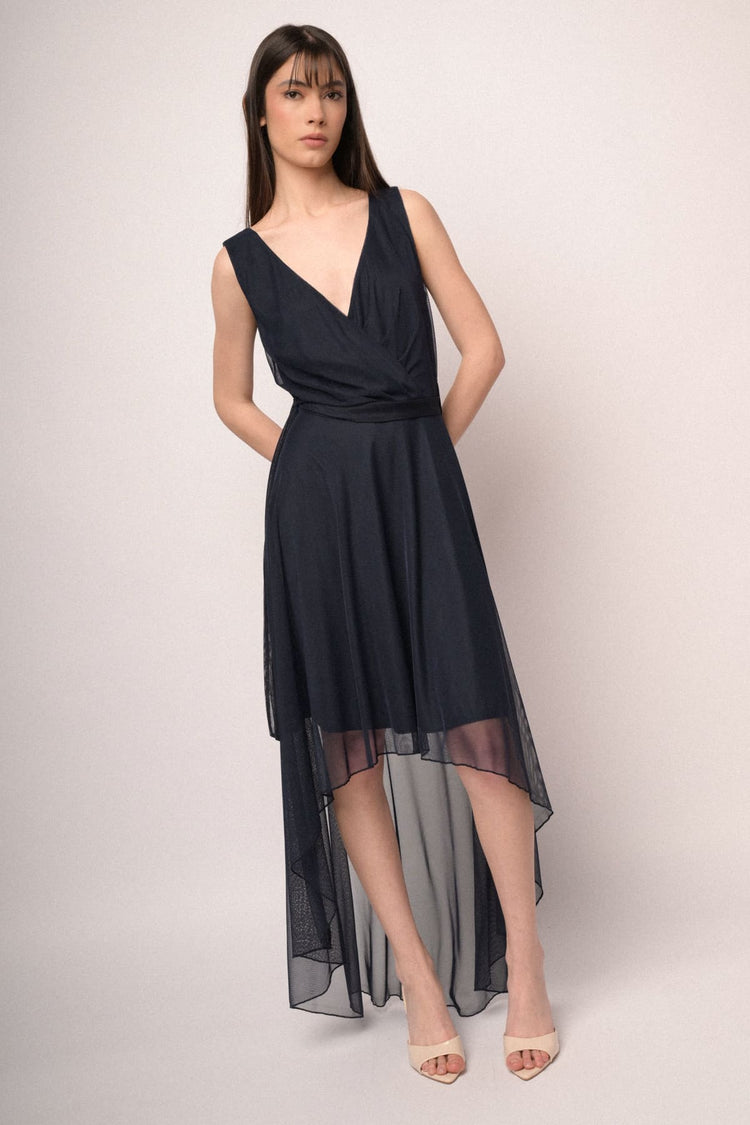 Abito asimmetrico in tulle blu con cintura
