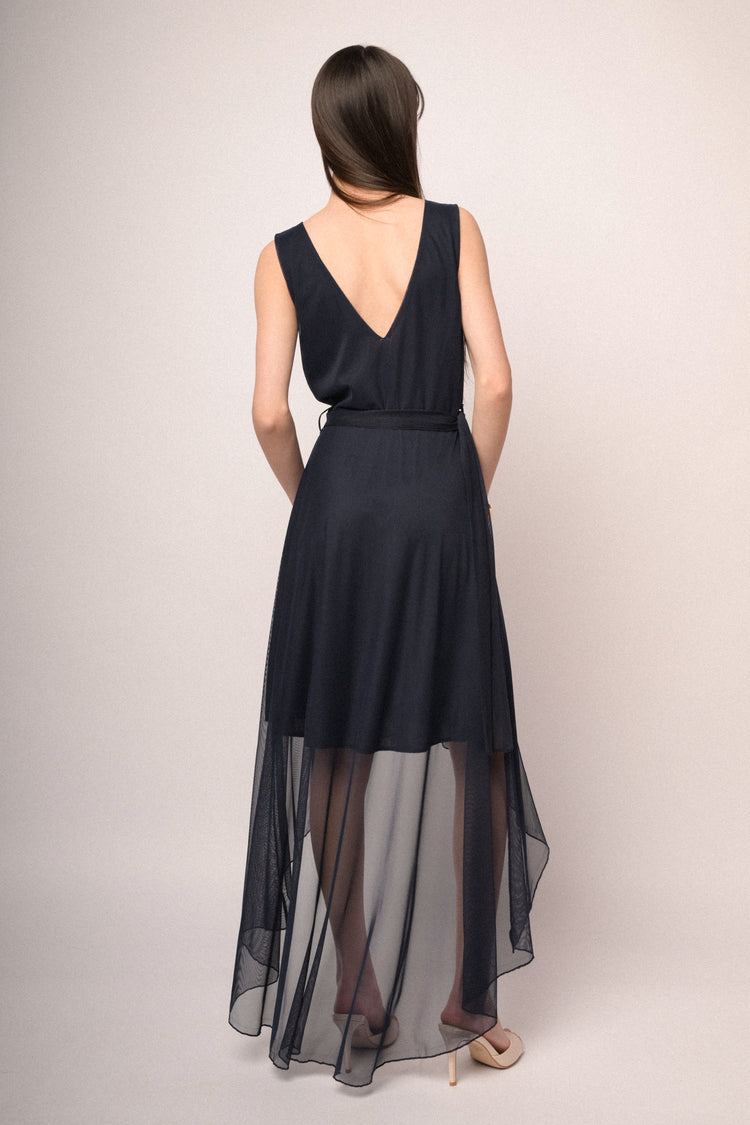 Abito asimmetrico in tulle blu con cintura