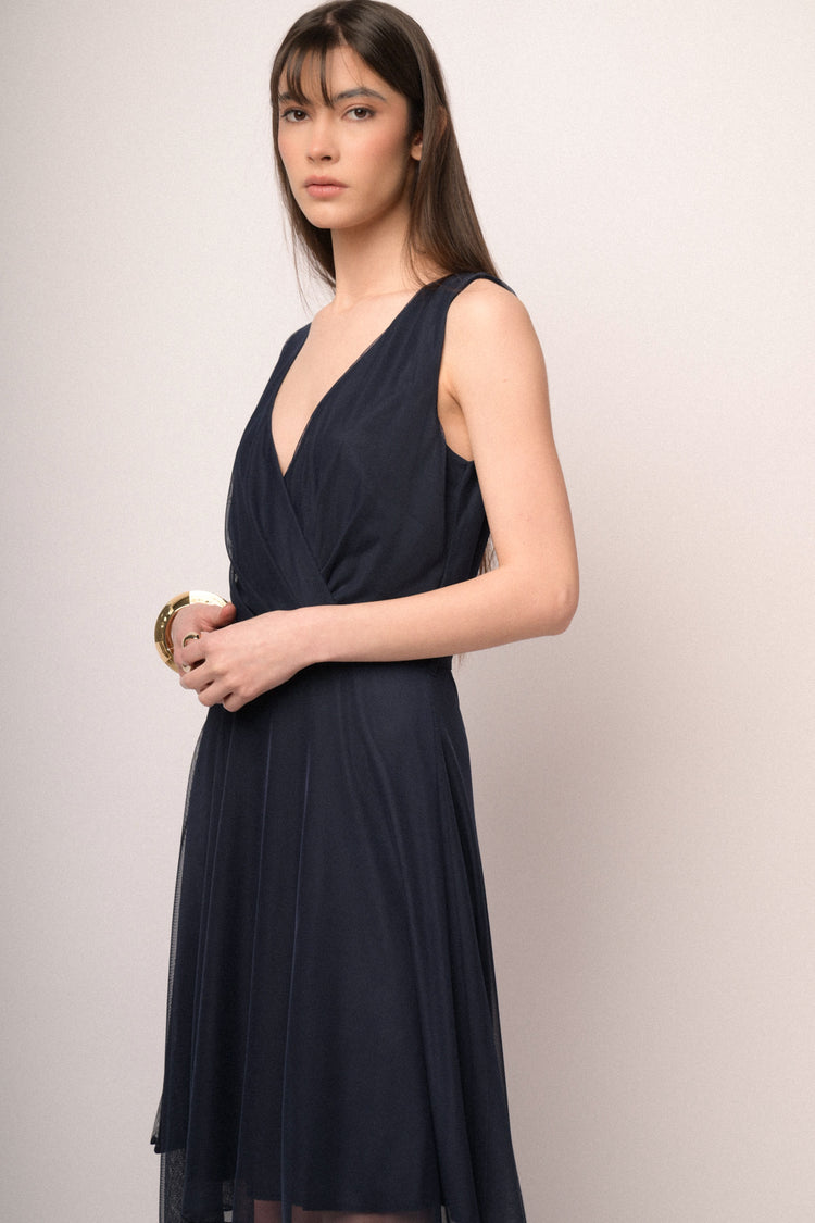 Abito asimmetrico in tulle blu con cintura