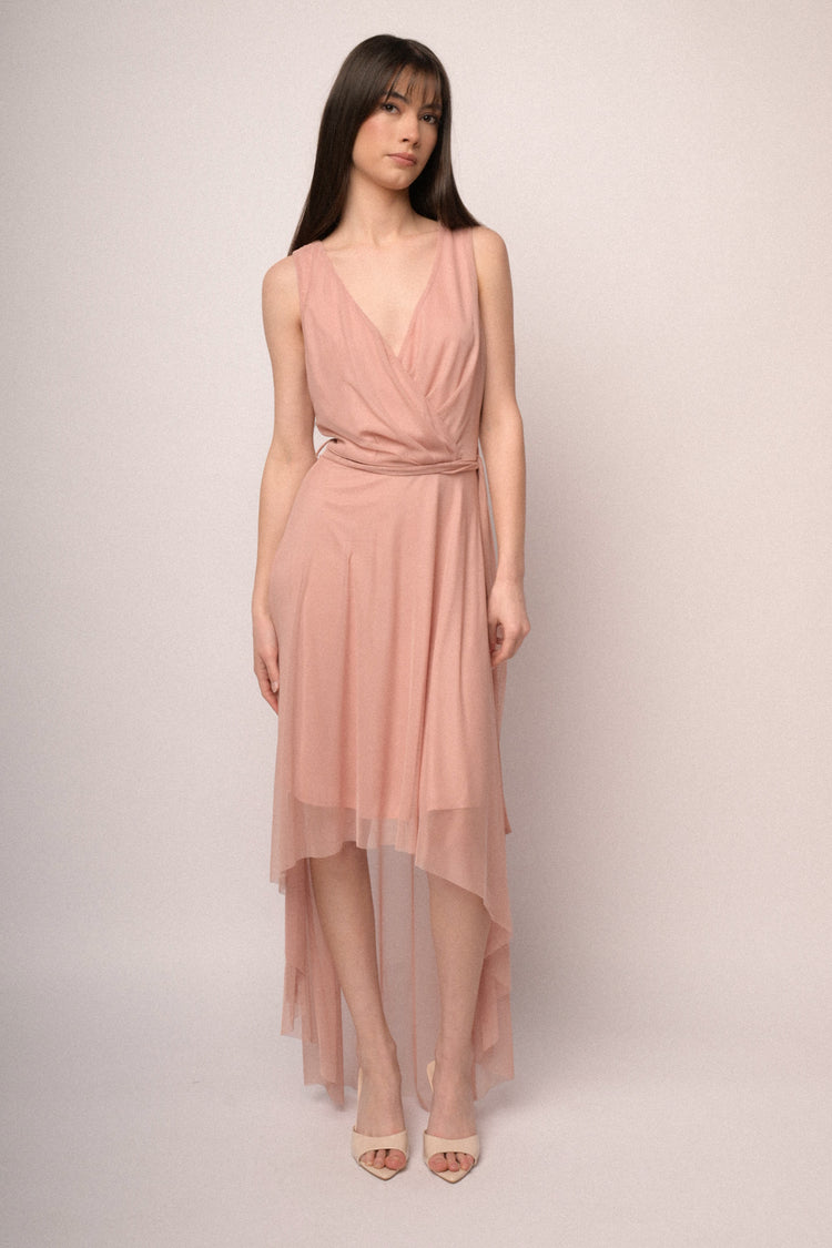 Abito asimmetrico in tulle rosa con cintura
