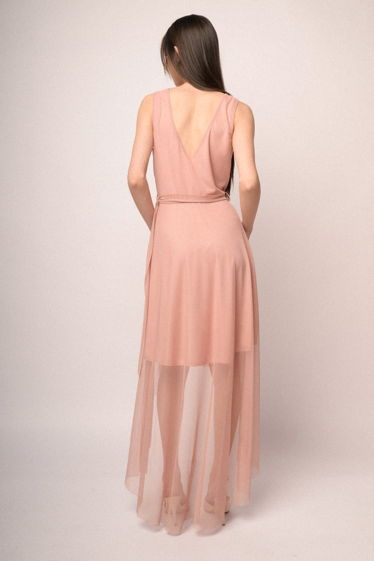 Abito asimmetrico in tulle rosa con cintura