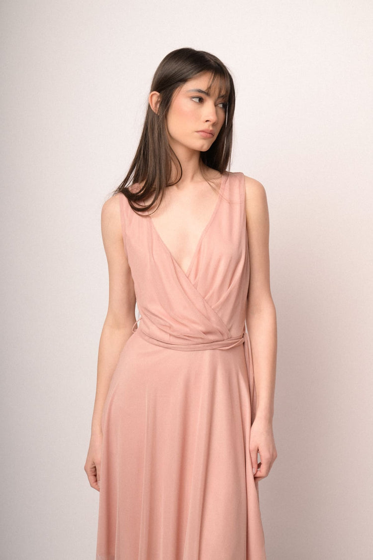 Abito asimmetrico in tulle rosa con cintura