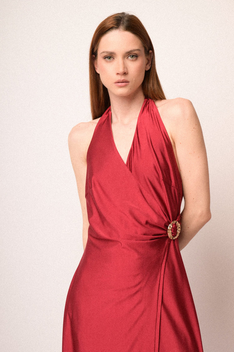 Abito halter lungo in raso rosso con fibbia gioiello