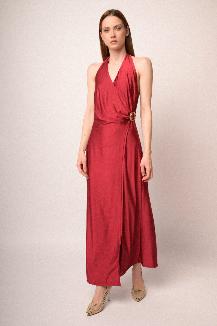 Abito halter lungo in raso rosso con fibbia gioiello
