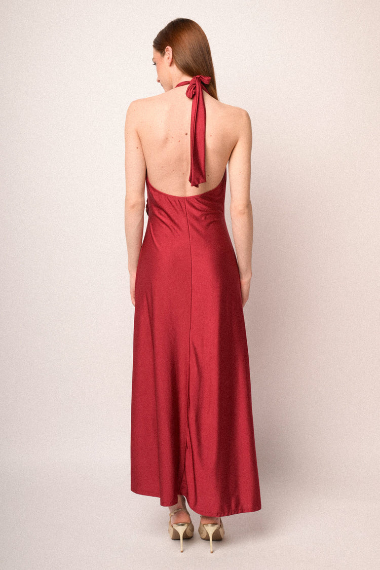 Abito halter lungo in raso rosso con fibbia gioiello