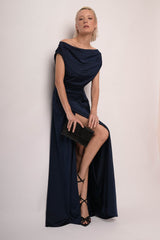 Abito da sera in raso blu con drappeggi e spacco