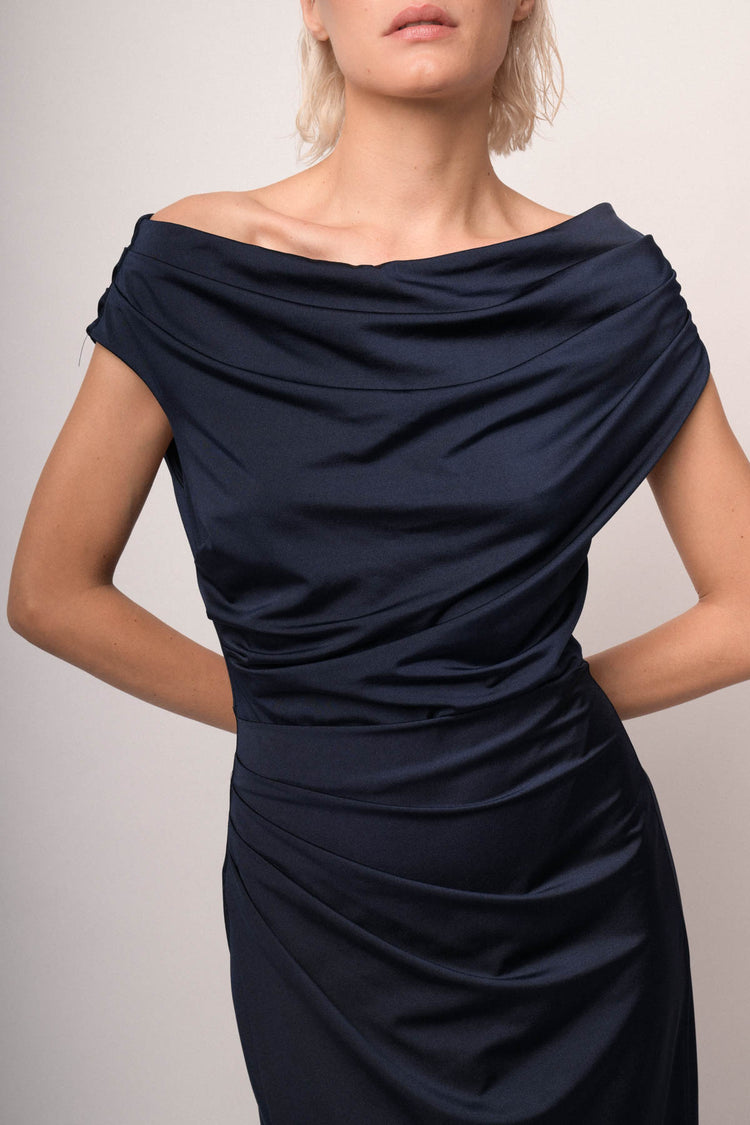 Abito da sera in raso blu con drappeggi e spacco