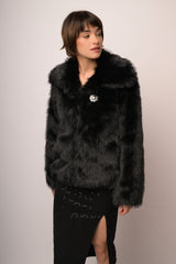 Giacca in faux fur nera con spilla gioiello